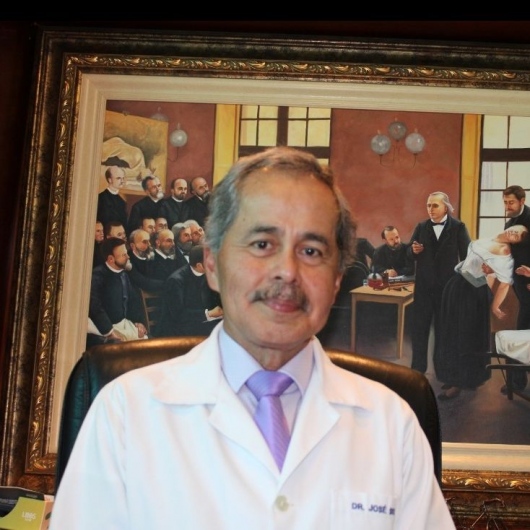Dr. José Sion Cantos, neurologista, em seu consultório